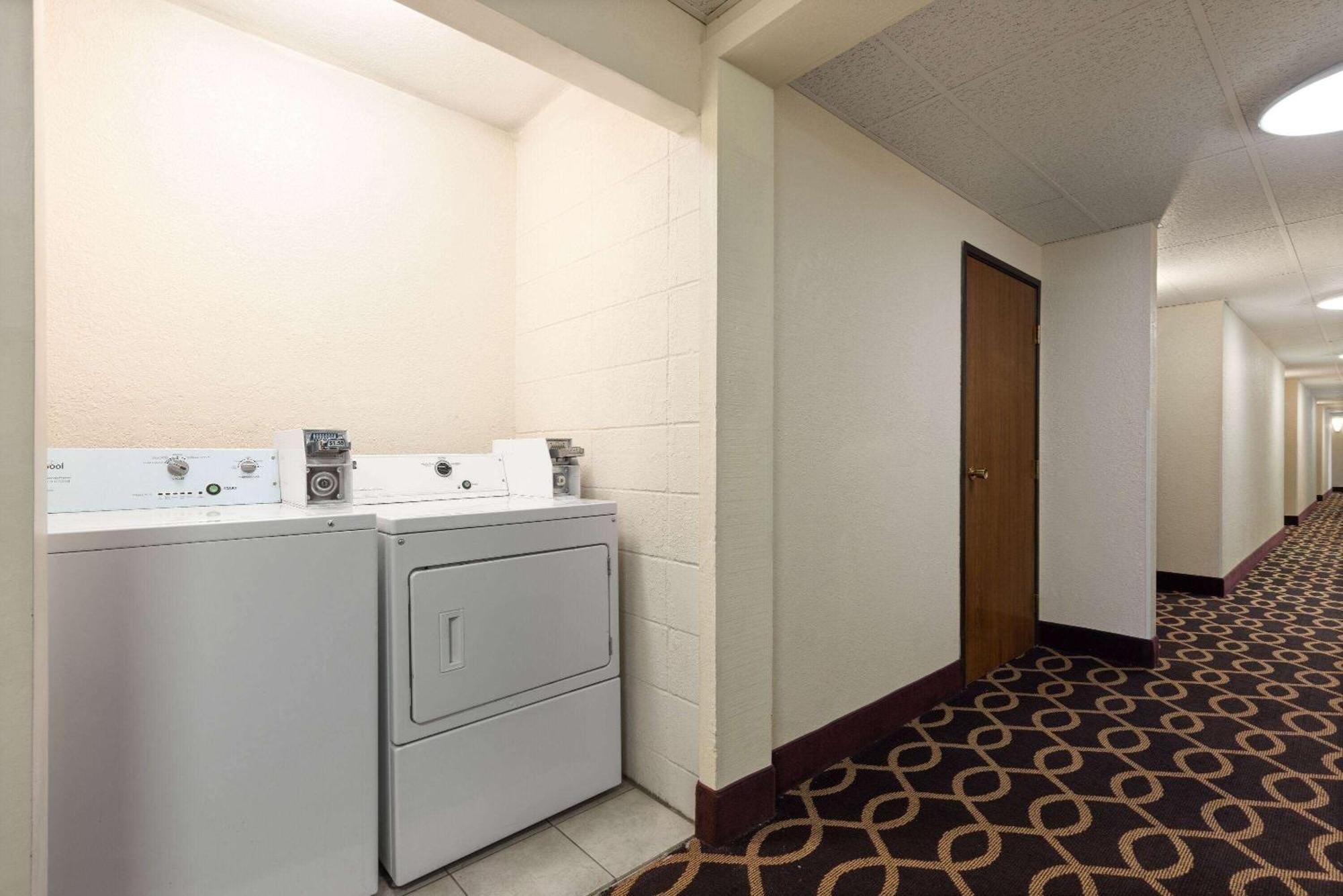 Super 8 By Wyndham Dodge City Exterior foto